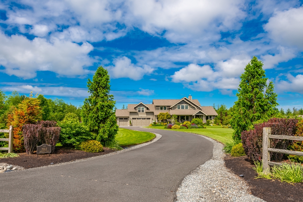 Asphalt or Concrete: Selecting The Best Driveway Paving Option 4 A Home With An Asphalt Driveway